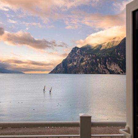 Hotel Baia Azzurra - Lake Front Torbole Sul Garda Exterior foto