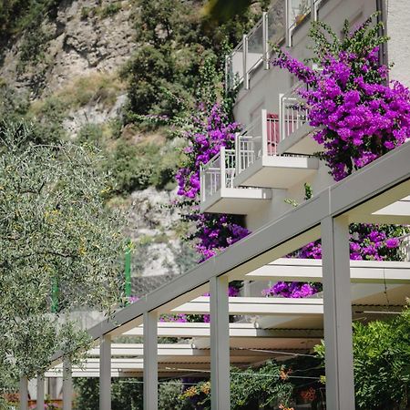 Hotel Baia Azzurra - Lake Front Torbole Sul Garda Exterior foto