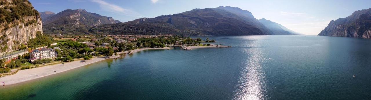 Hotel Baia Azzurra - Lake Front Torbole Sul Garda Exterior foto