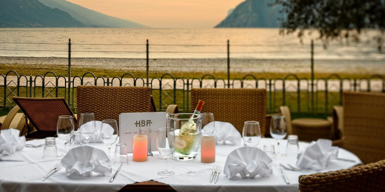 Hotel Baia Azzurra - Lake Front Torbole Sul Garda Exterior foto