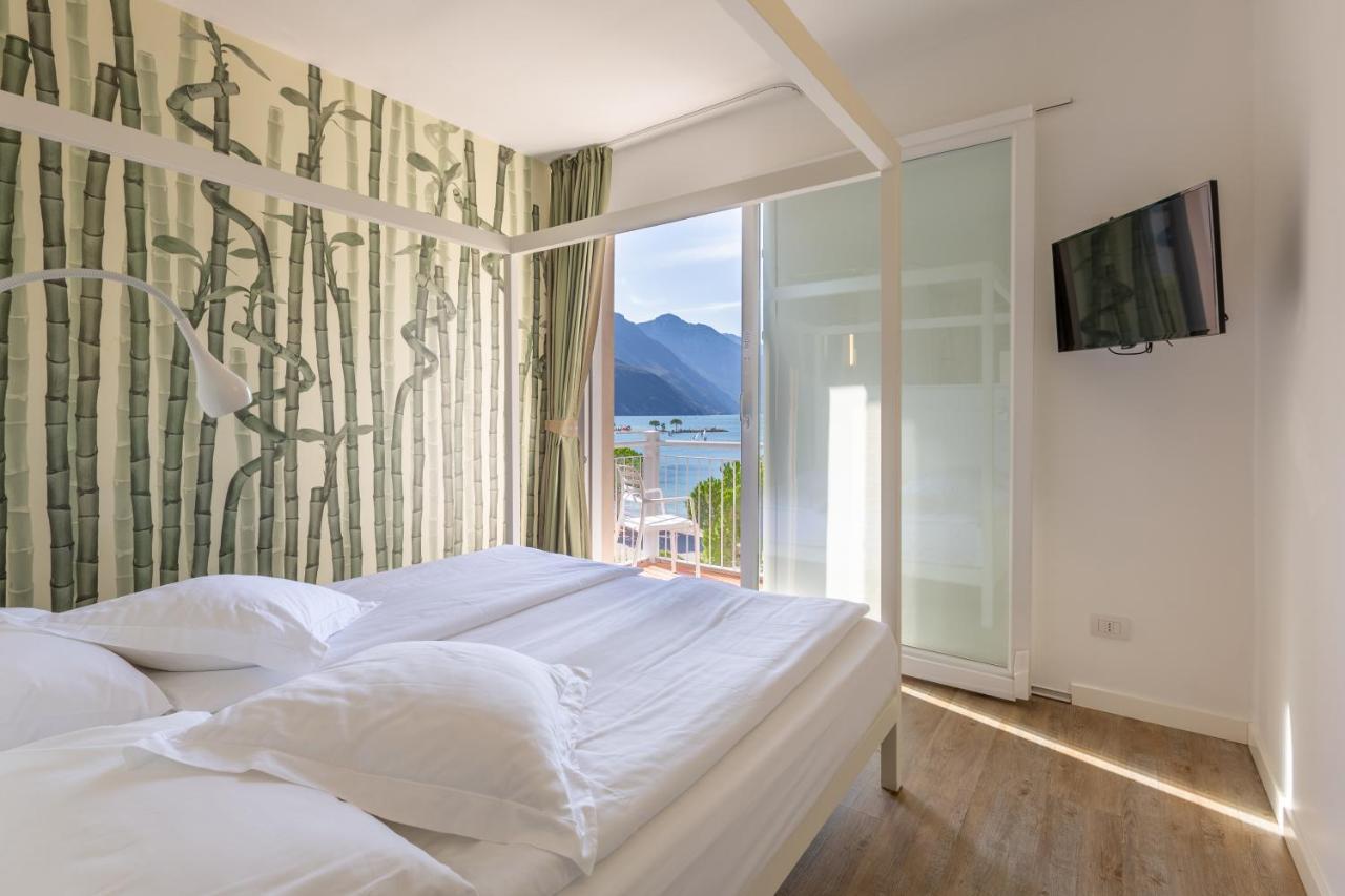 Hotel Baia Azzurra - Lake Front Torbole Sul Garda Exterior foto