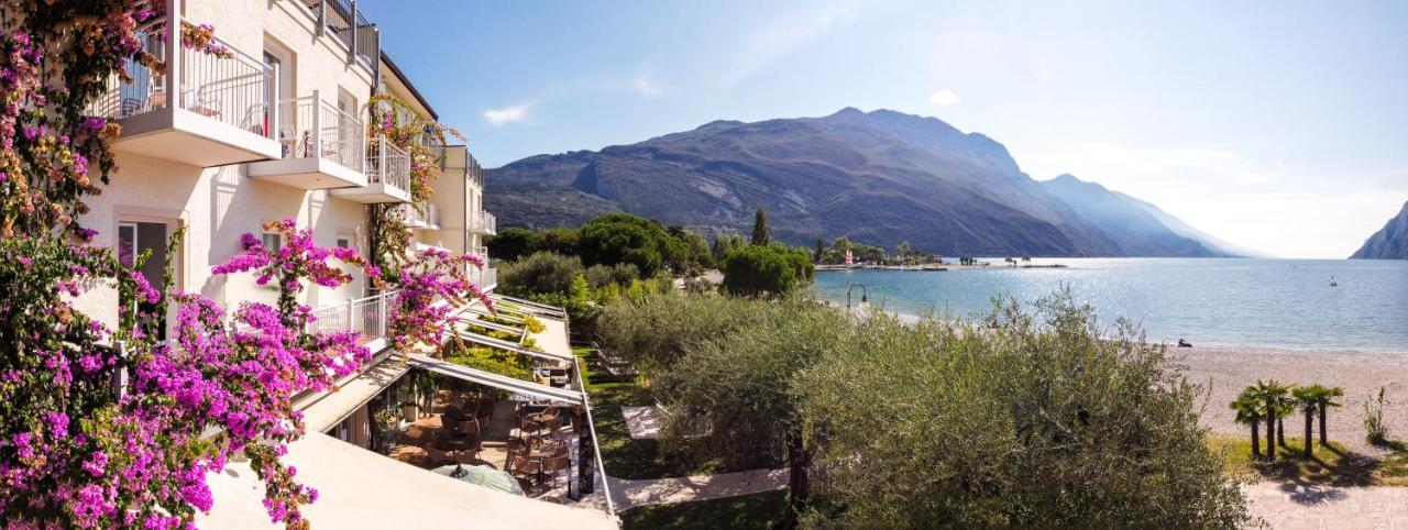 Hotel Baia Azzurra - Lake Front Torbole Sul Garda Exterior foto