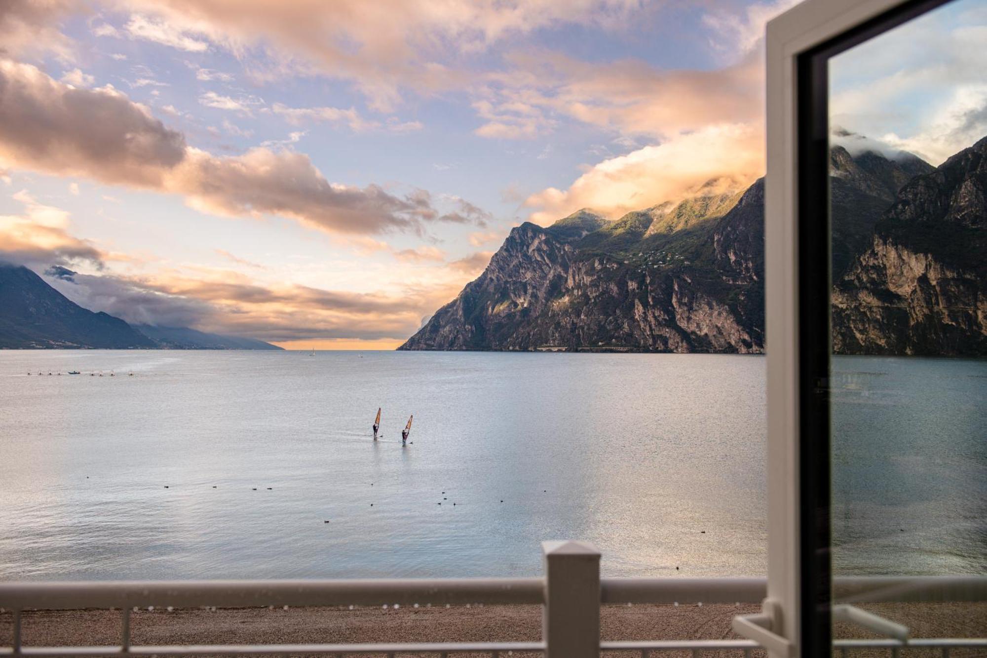 Hotel Baia Azzurra - Lake Front Torbole Sul Garda Exterior foto