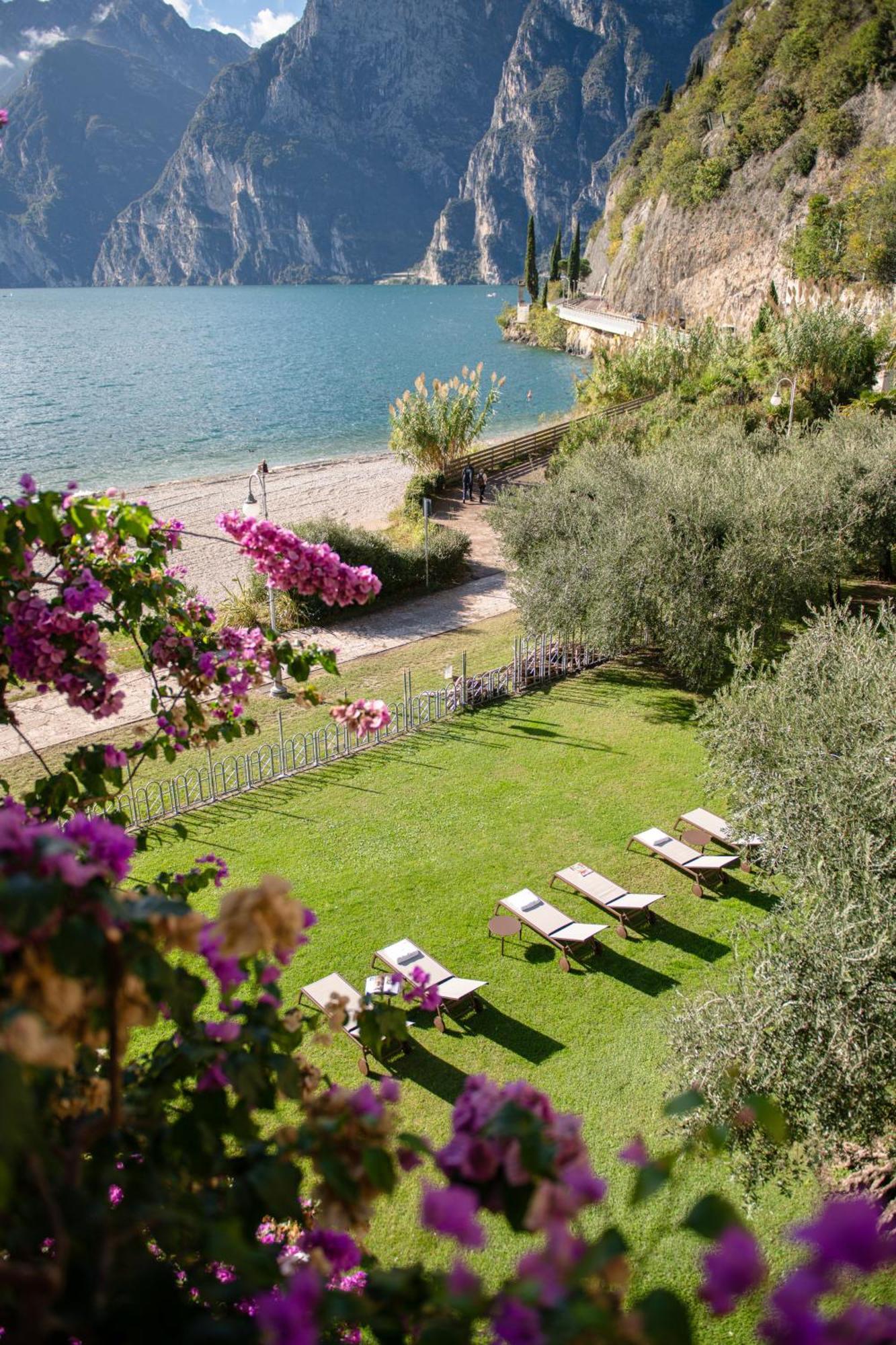 Hotel Baia Azzurra - Lake Front Torbole Sul Garda Exterior foto