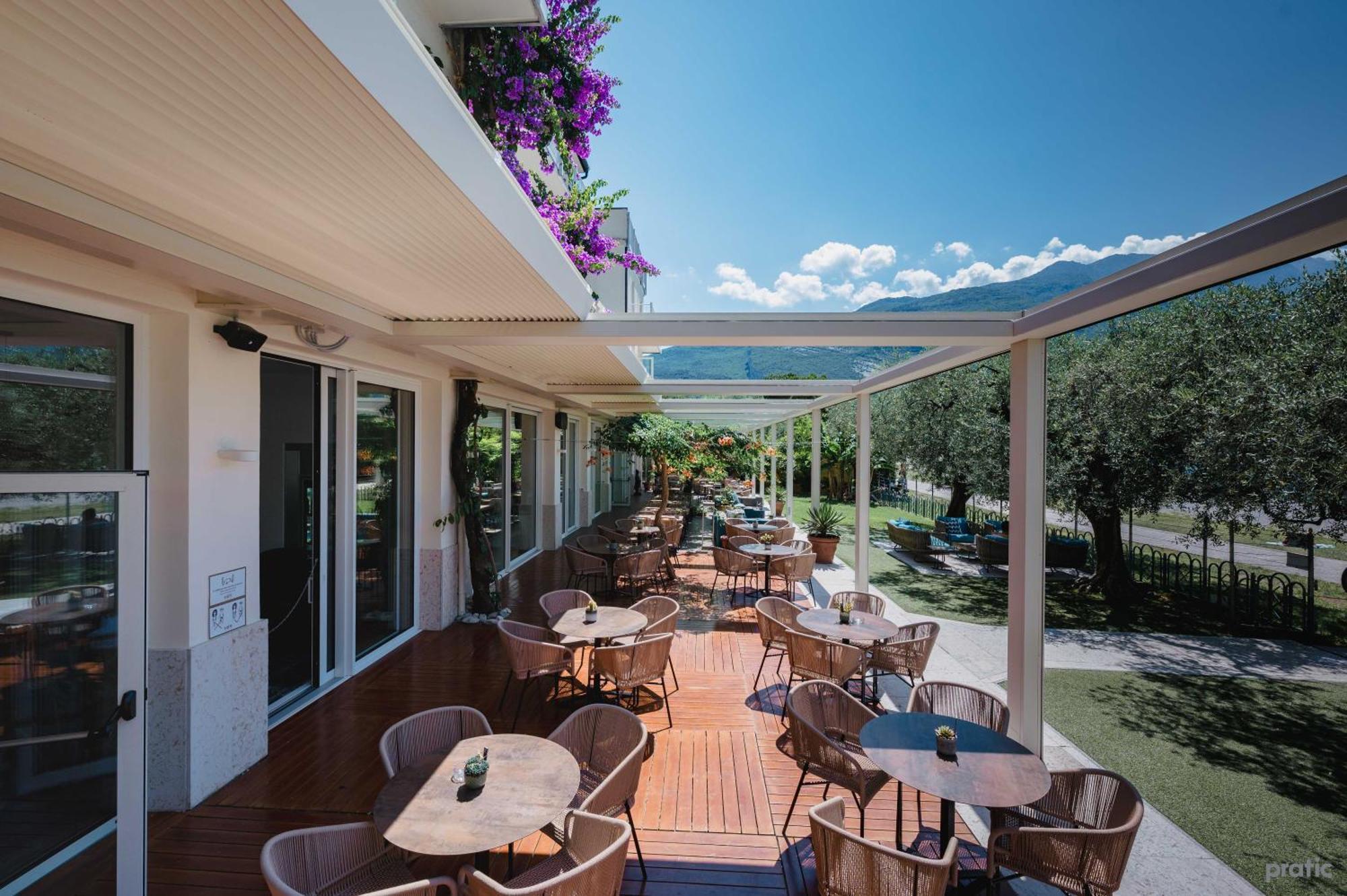 Hotel Baia Azzurra - Lake Front Torbole Sul Garda Exterior foto