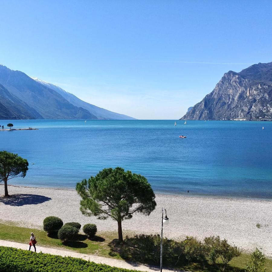 Hotel Baia Azzurra - Lake Front Torbole Sul Garda Exterior foto