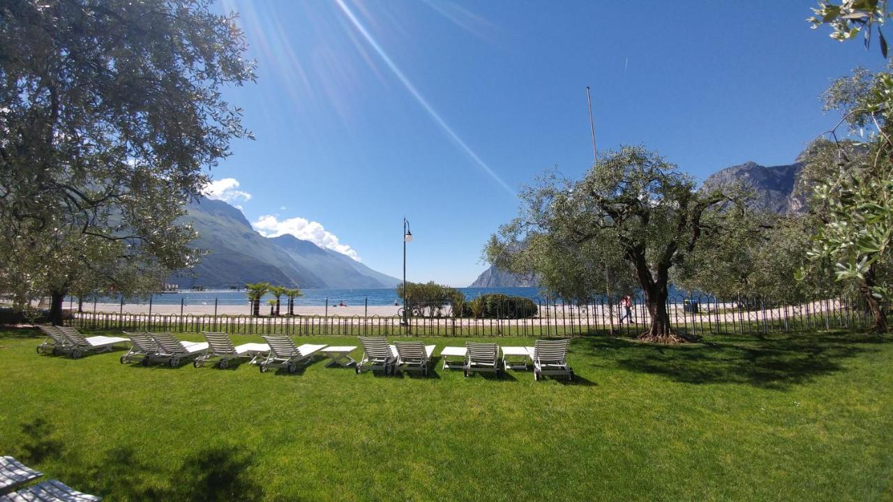 Hotel Baia Azzurra - Lake Front Torbole Sul Garda Exterior foto