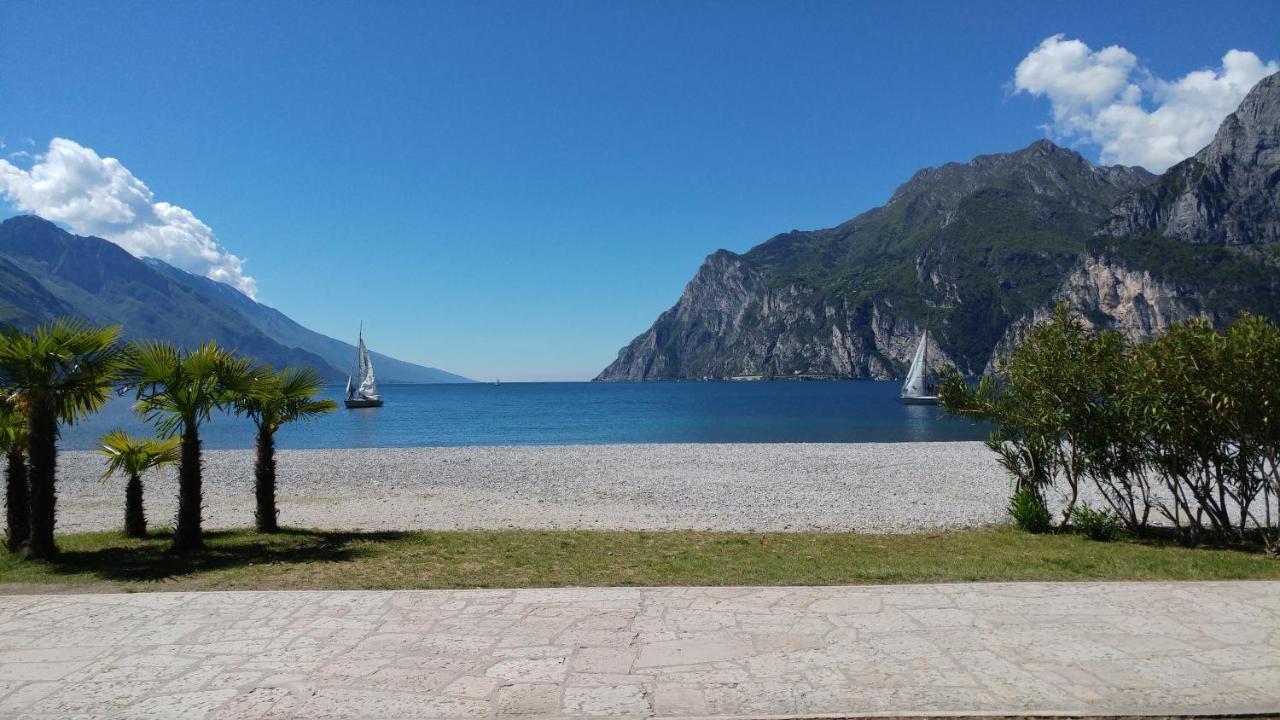 Hotel Baia Azzurra - Lake Front Torbole Sul Garda Exterior foto